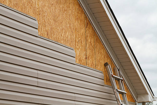 Professional Siding technician working in Glenmont, OH